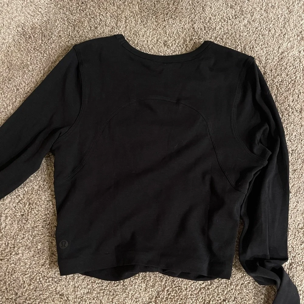 Long sleeve lululemon cropped shirt. - Picture 3 of 3